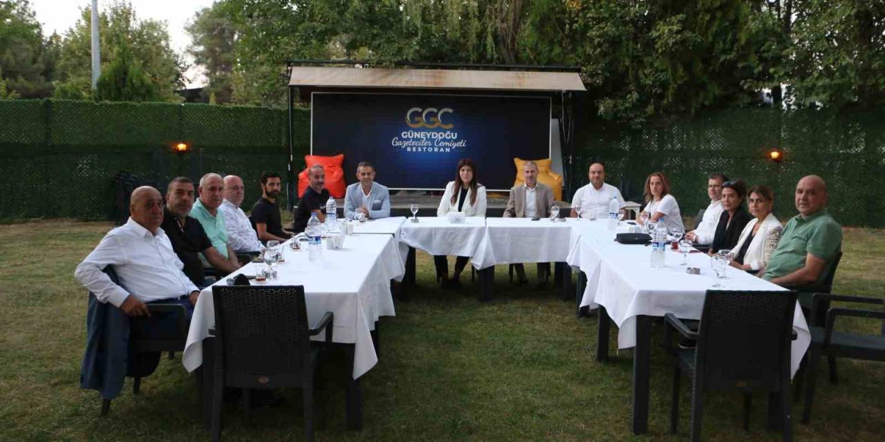 Ak Parti İstanbul Milletvekili Ayaydın Baba Ocağında Gazetecilerle Bir Araya Geldi