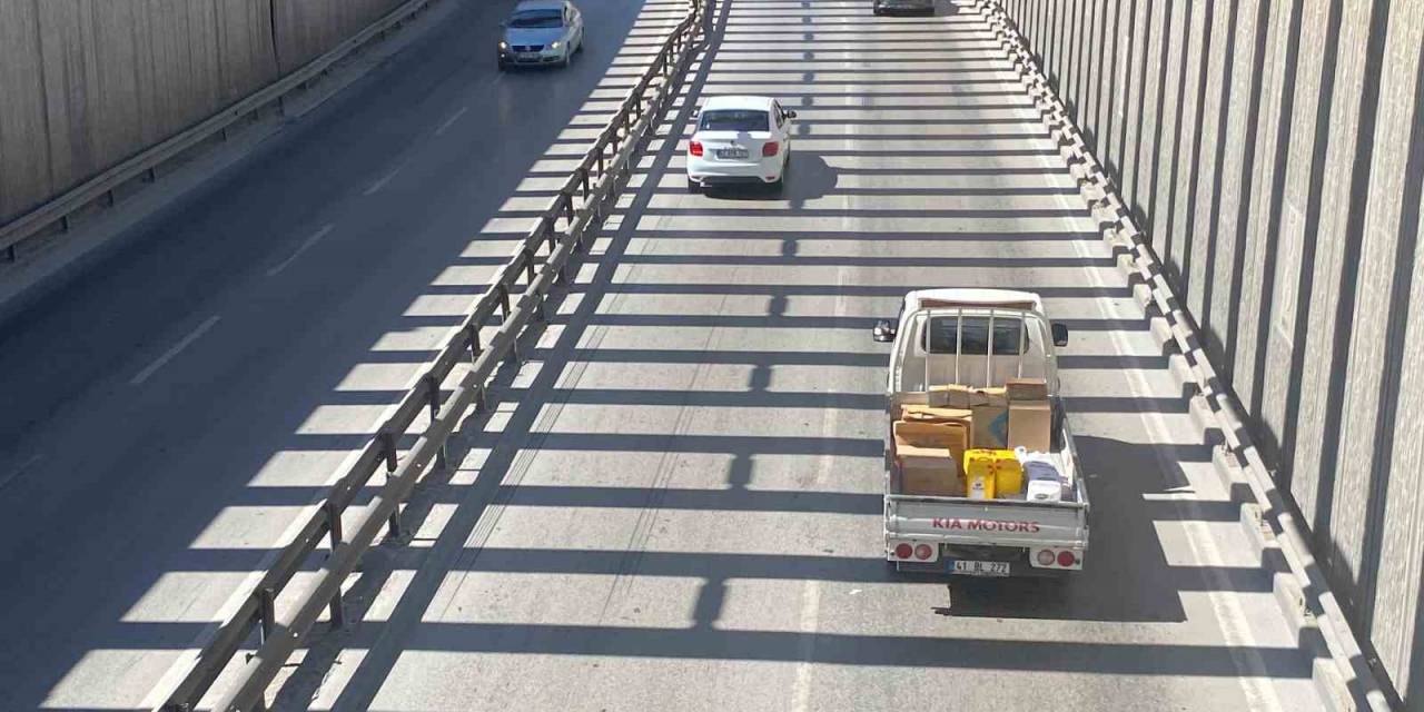 Kocaeli’deki Alt Geçitten Geçen Sürücüler, Yola Yansıyan Işıklardan Şikayetçi