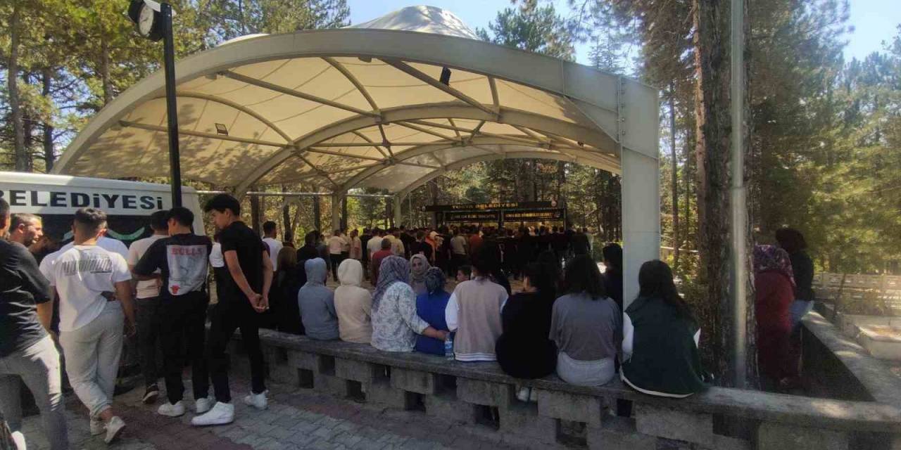 Balkondan Düşerek Ölen Genç Kızı Okul Arkadaşları Gözyaşlarıyla Uğurladı