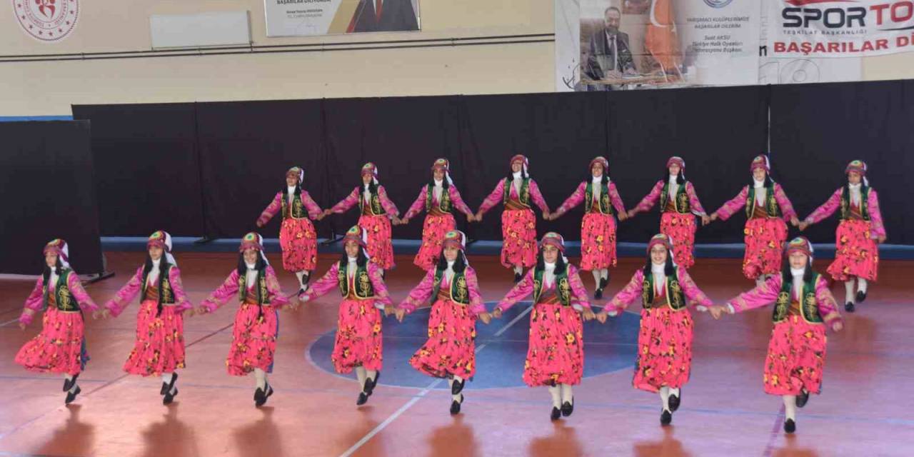Ahlat’ta ‘Kulüpler Arası Halk Oyunları Bölge Yarışması’ Yapıldı