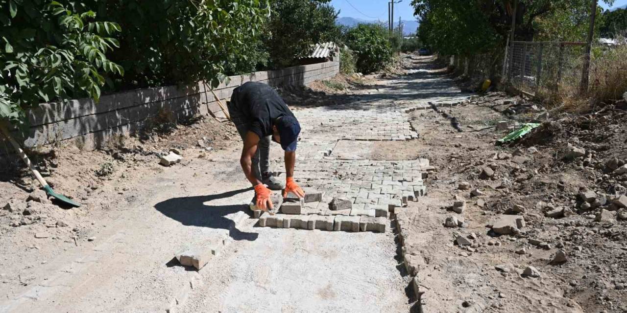 Doğalgaz Nedeniyle Bozulan Yollarda Kilit Parke Taşı Tamirat Çalışması Yapılıyor