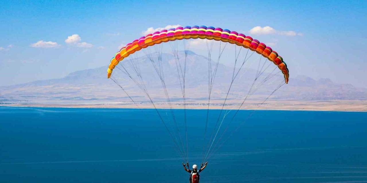 Van Gölü Sahilinde Yamaç Paraşütü Ve Paramatör Şampiyonası
