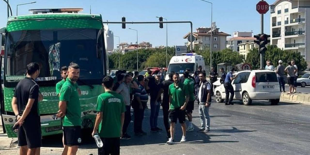 Serik Belediyespor Takımını Taşıyan Otobüs, Maç Öncesi Kaza Yaptı, 1 Kişi Yaralandı