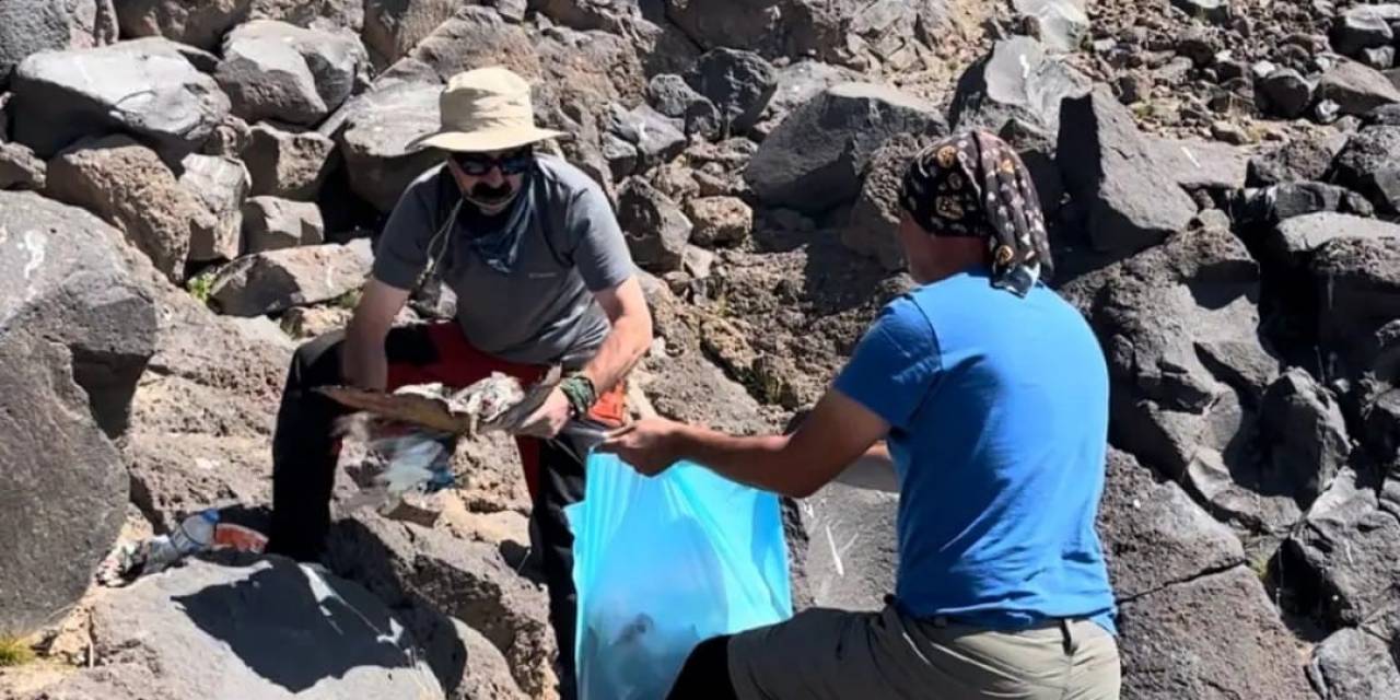 Ağrı Dağı’nda 4200 Rakımda Çöp Toplama Etkinliği