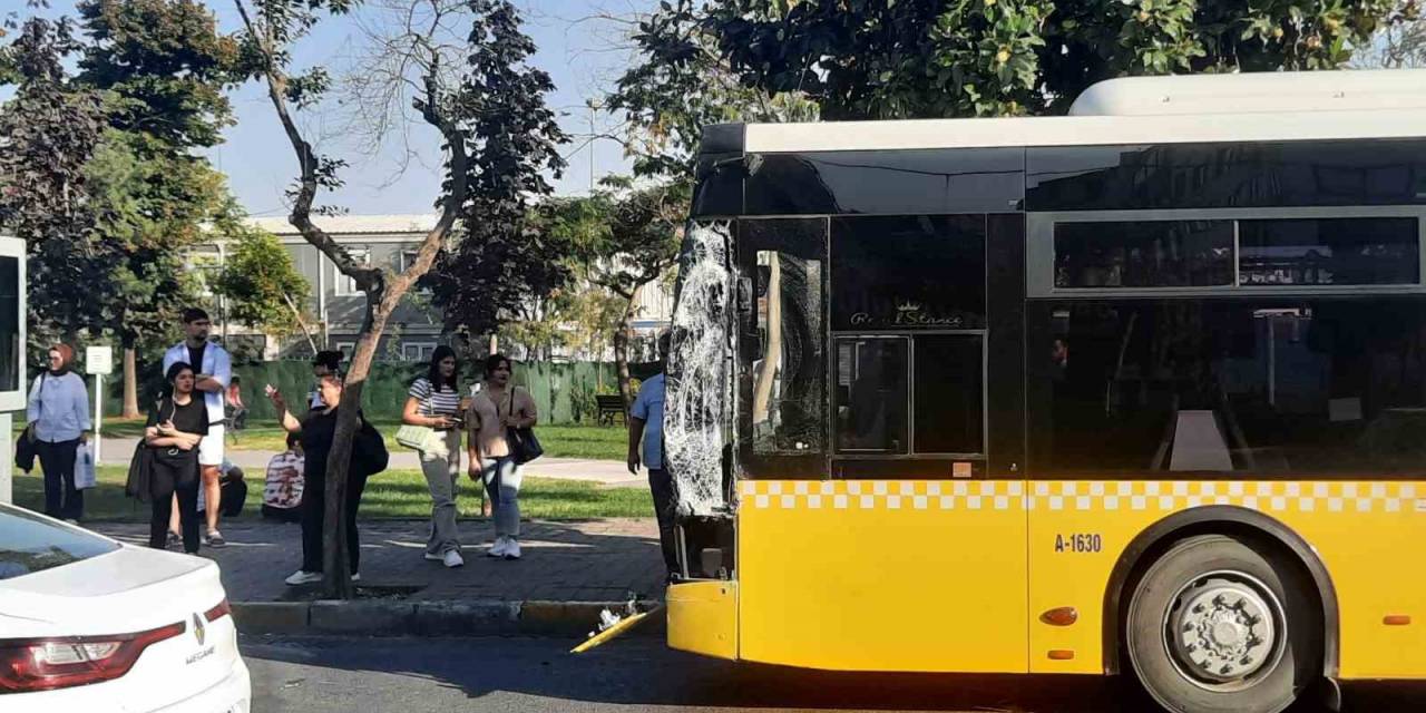 Beyoğlu’nda Tramvay İett Otobüsüne Çarptı