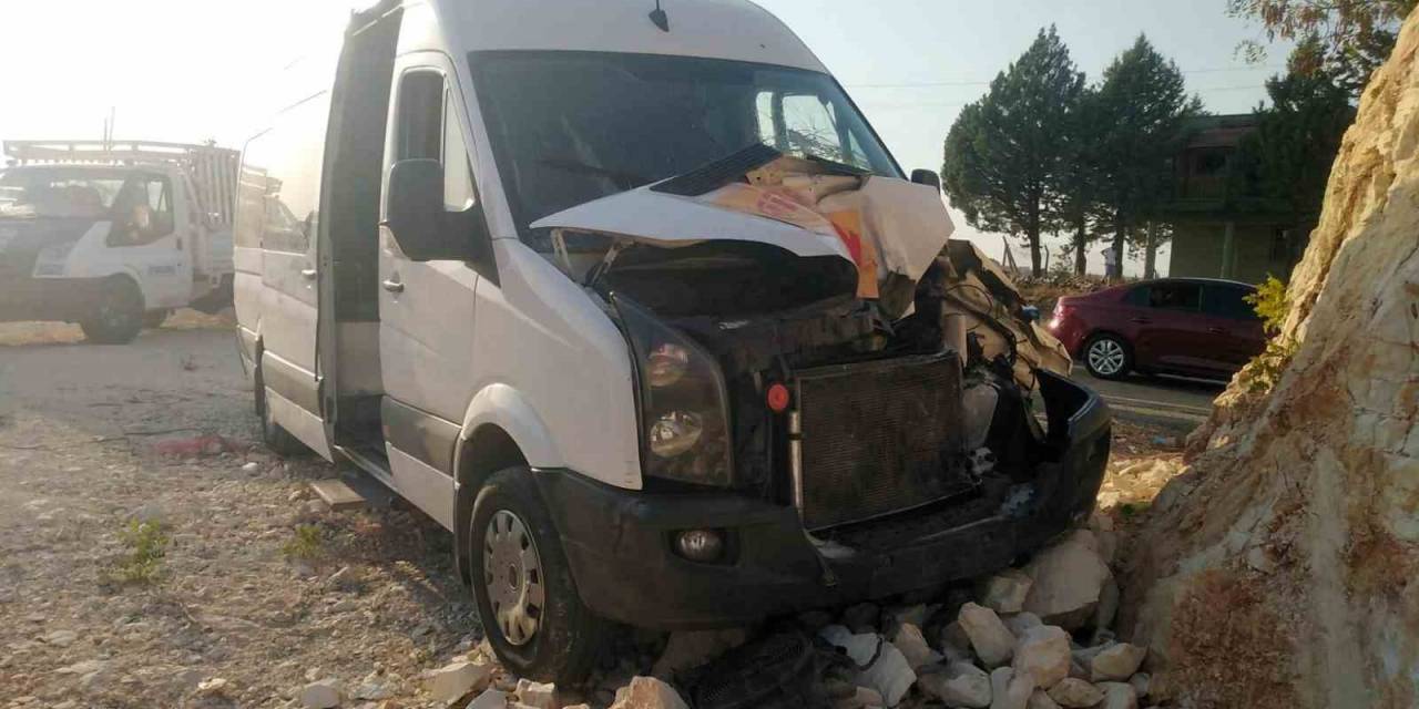 Tıra Çarpmamak İçin Manevra Yapan Yolcu Servisi Kayalık Alana Çarptı: 1 Yaralı