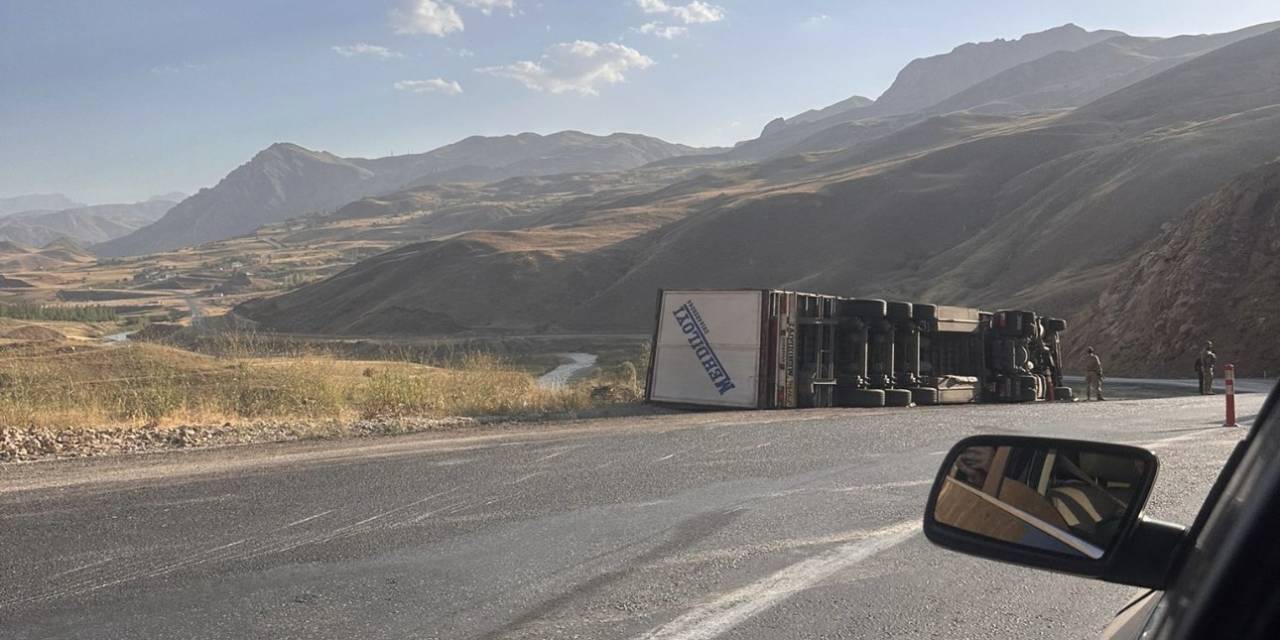 Devrilen Tırdan Sürücüsü Yara Almadan Kurtuldu