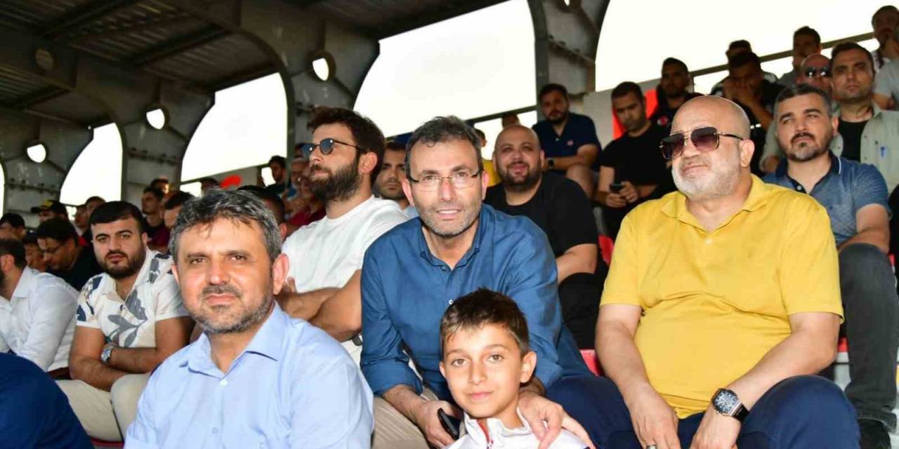 Murat Sancak İle Ahmet Cin, Pendikspor Maçını Taraftarla İzledi