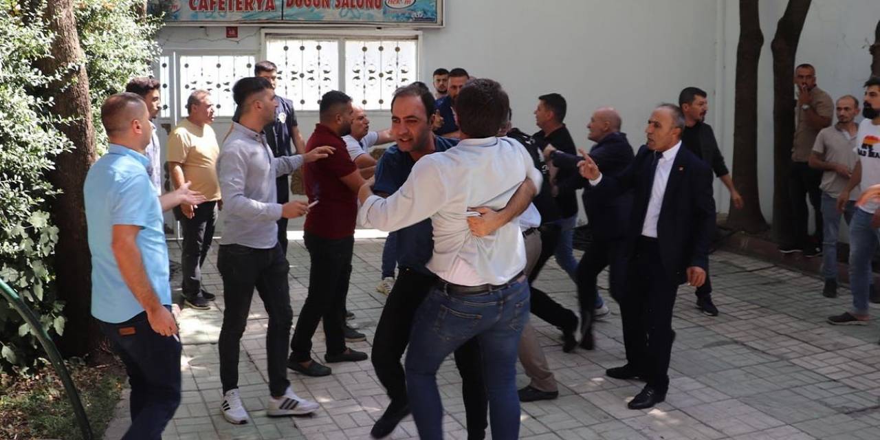 Siirt Chp Kongresinde Sandalyeler Havada Uçuştu