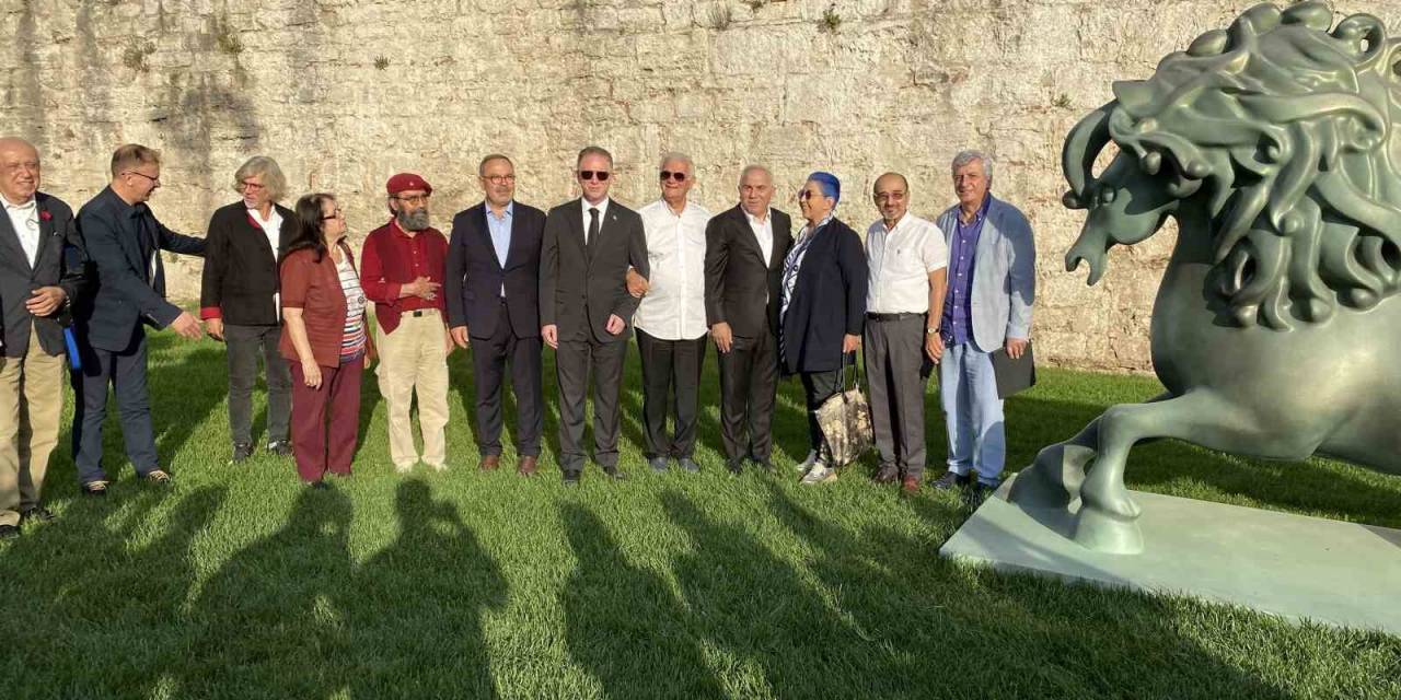 “At’nağme” Sergisi Fatih Belediyesi’nin İki Gözde Mekanında Sergilenmeye Başlandı