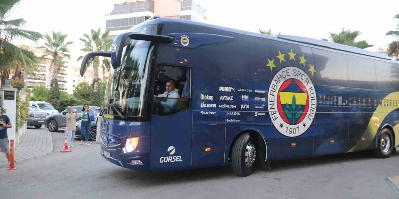 Fenerbahçe, Alanya’da Meşale Ve Çiçeklerle Karşılandı