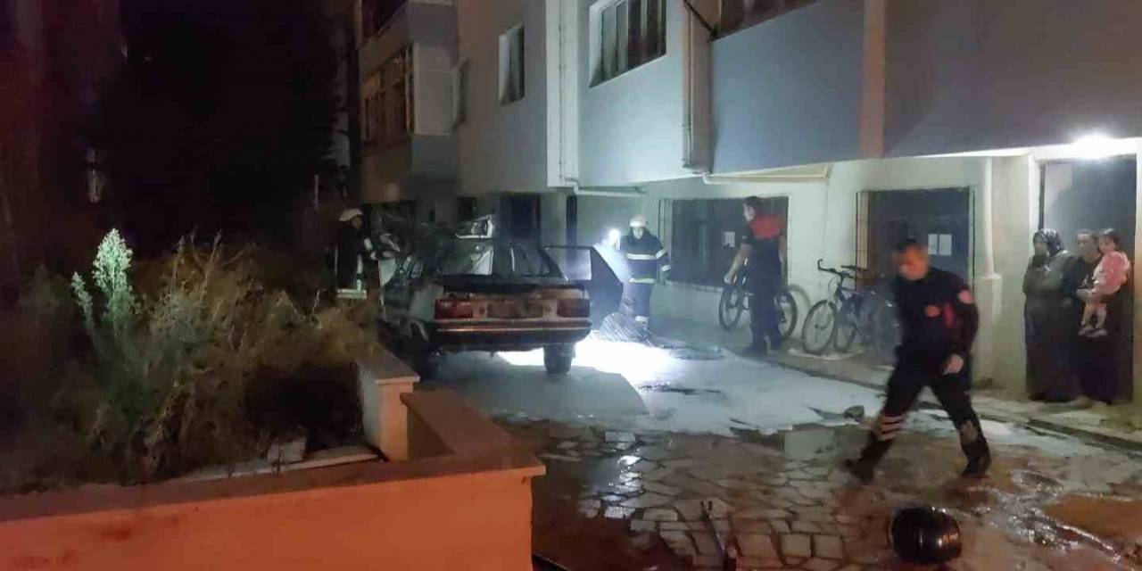 Park Halindeki Otomobil Alev Topuna Döndü