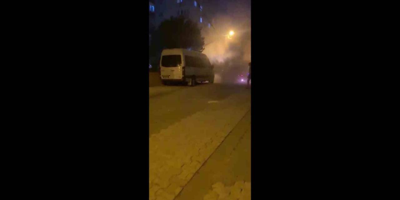 Ataşehir’de Park Halindeki Minibüs Alev Alev Yandı
