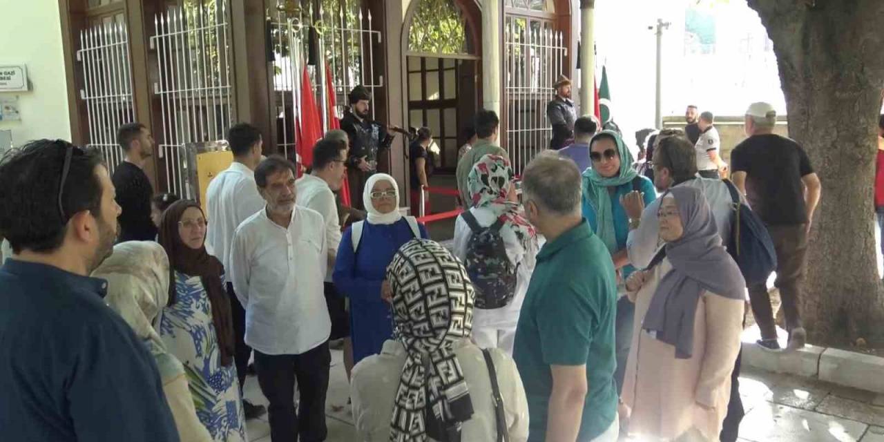 Sultan 2. Mahmut Han’ın Torunu Bursa’da Ecdadının Kabri Başında Dua Etti