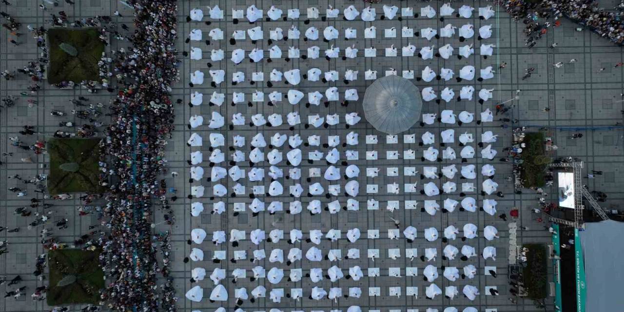 Mevlana’nın Huzurunda 250 Semazen Aynı Anda Sema İcra Etti