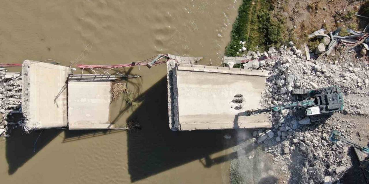 Depremin Domino Taşı Gibi Yıktığı Köprüyü İş Makineleri Parçalamakta Güçlük Çekiyor