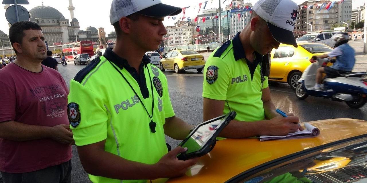 Taksimetreyi Açmayan Taksici Turistten 3 Bin 500 Lira Para İstedi