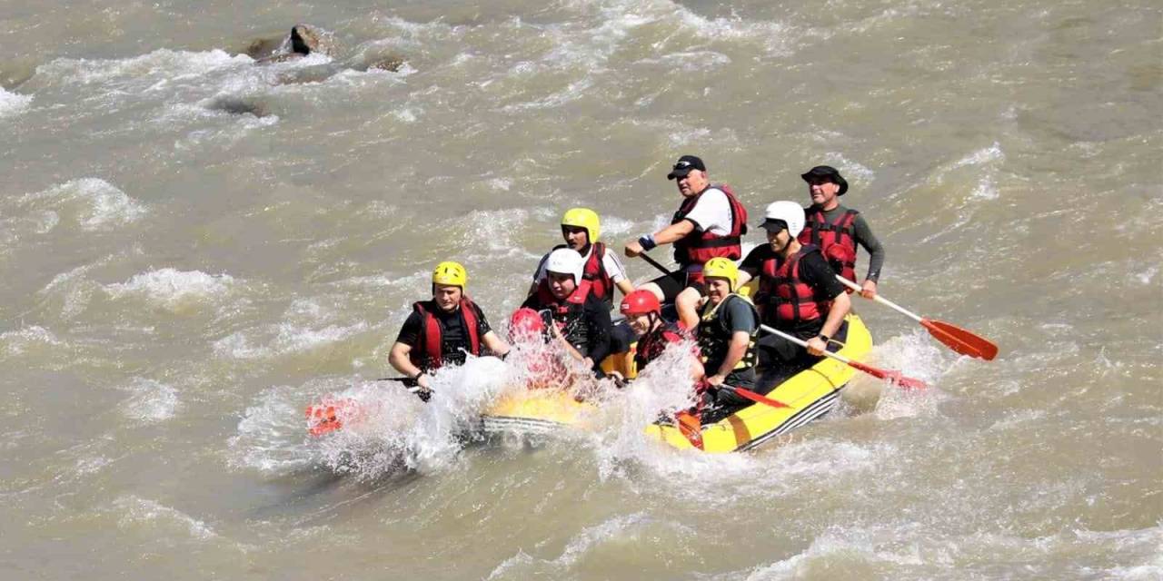 Vali Aydoğdu, Karasu Nehrinde Rafting Yaptı