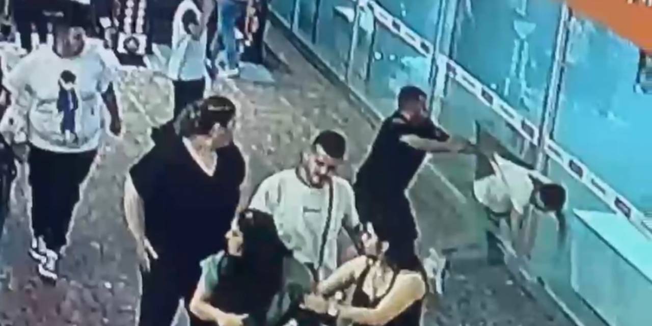 İstanbul’da Avm’de "Yan Baktın" Kavgası Kamerada