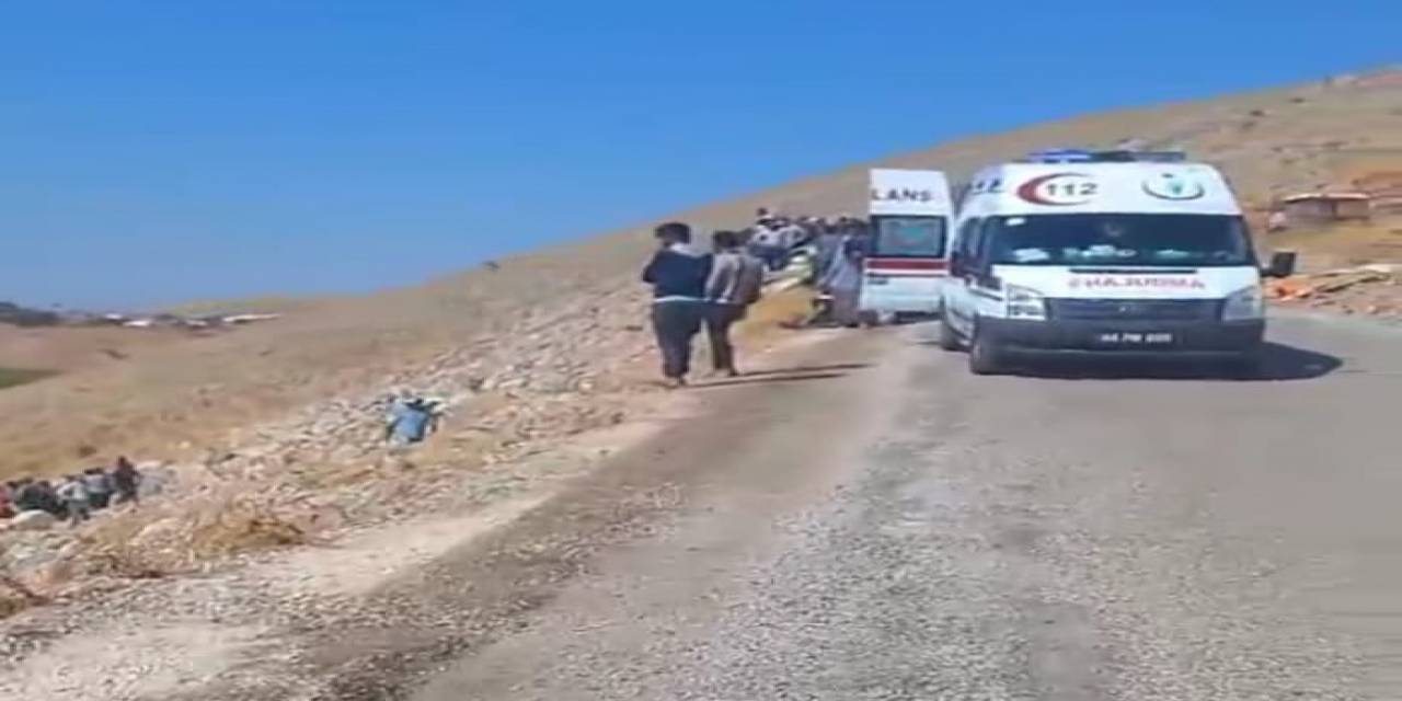 Tarım İşçilerini Taşıyan Traktör Şarampole Devrildi: 2 Yaralı