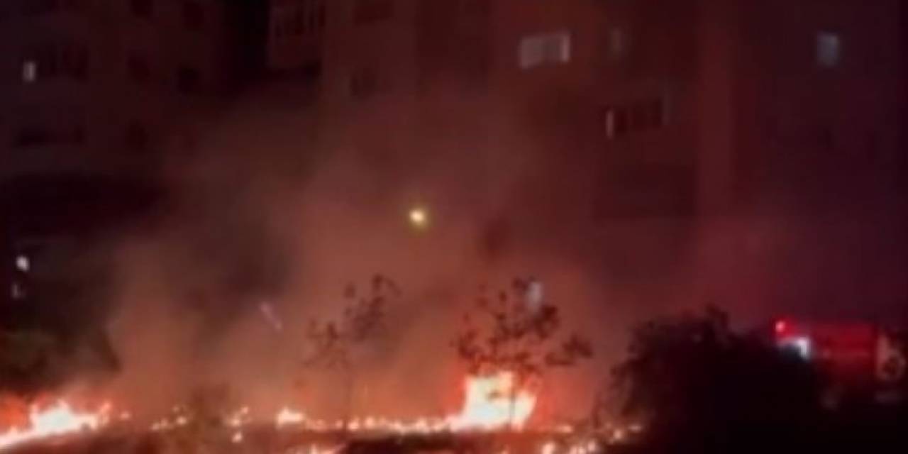 Maltepe’de Çocukların Torpille Oyunu Yangına Neden Oldu: 2 Otomobil Yandı