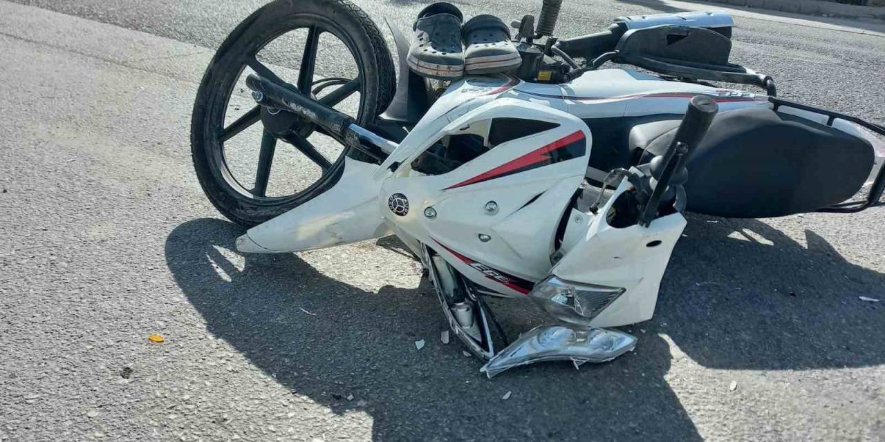Motosiklet İle Minibüs Çarpıştı: 1 Ağır Yaralı