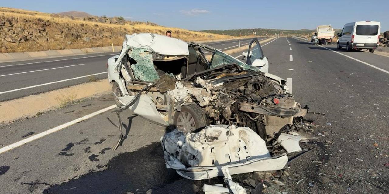 Elazığ’da Kamyonla Çarpışan Otomobil Hurdaya Döndü: 1 Ölü, 1 Yaralı