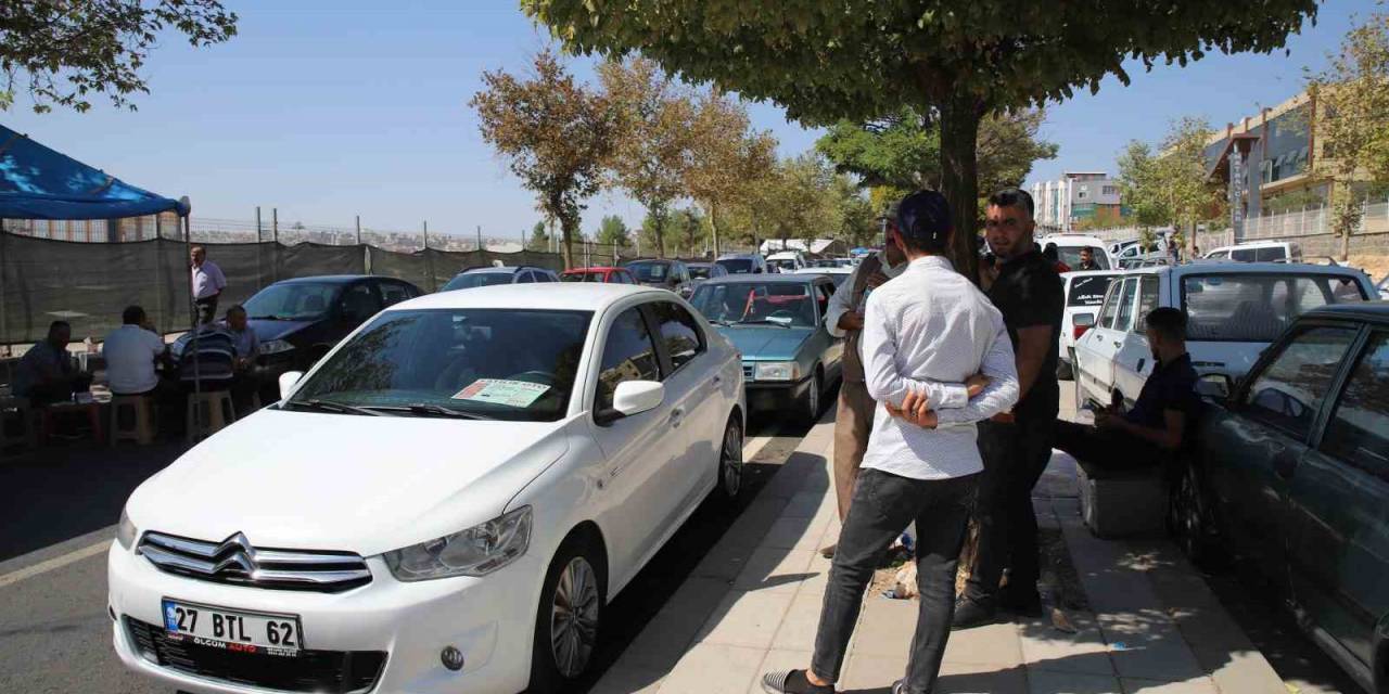 İkinci El Otomobillere Bakan Çok, Alan Yok