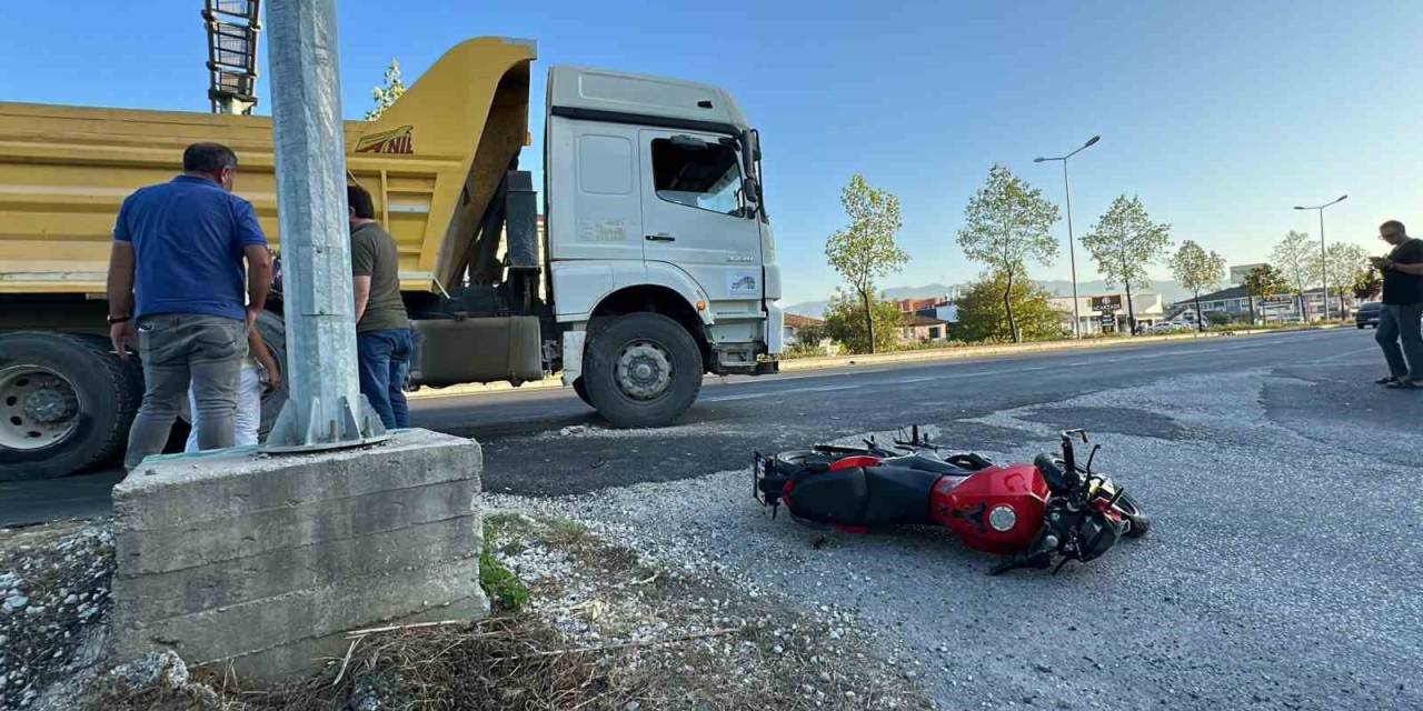 Kamyon İle Motosiklet Çarpıştı: 1 Yaralı