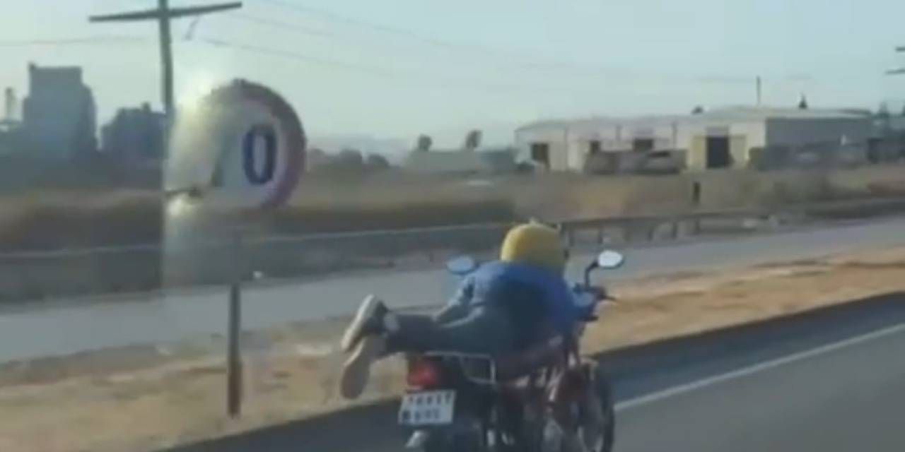 Motosikleti Yatarak Kullandı, Yürekli Ağza Getirdi