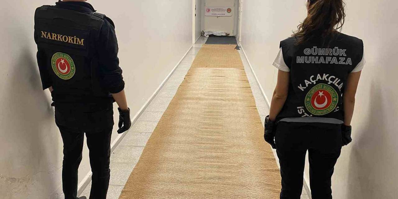 İstanbul Havalimanı’nda Halıya Emdirilmiş 17 Kilo Uyuşturucu Ele Geçirildi