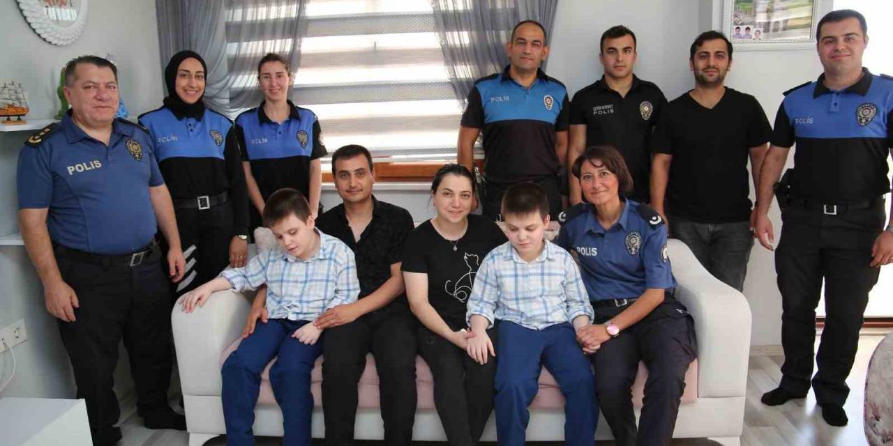 Polislerden Engelli Çocuklara Anlamlı Ziyaret