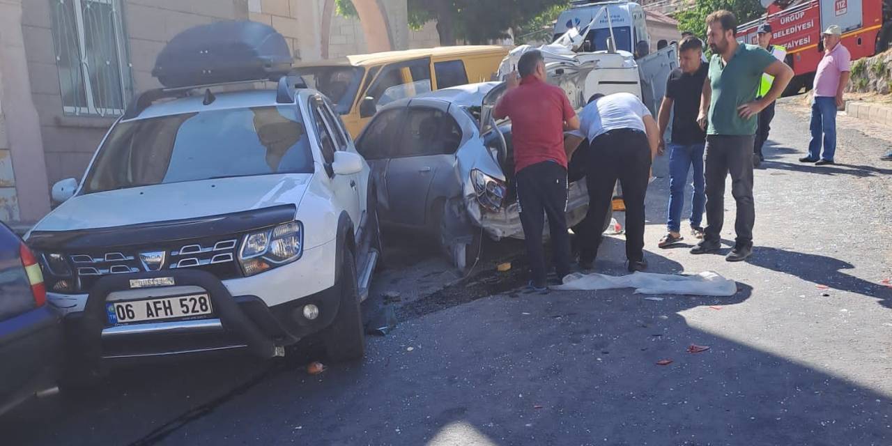 Kontrolü Kaybolan Minibüs Önce Araçlara Sonra Yayalara Çarptı: 1 Ölü