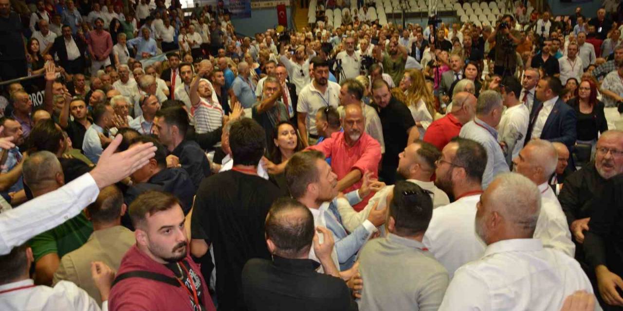 Chp Manisa İl Kongresi’nde Arbede