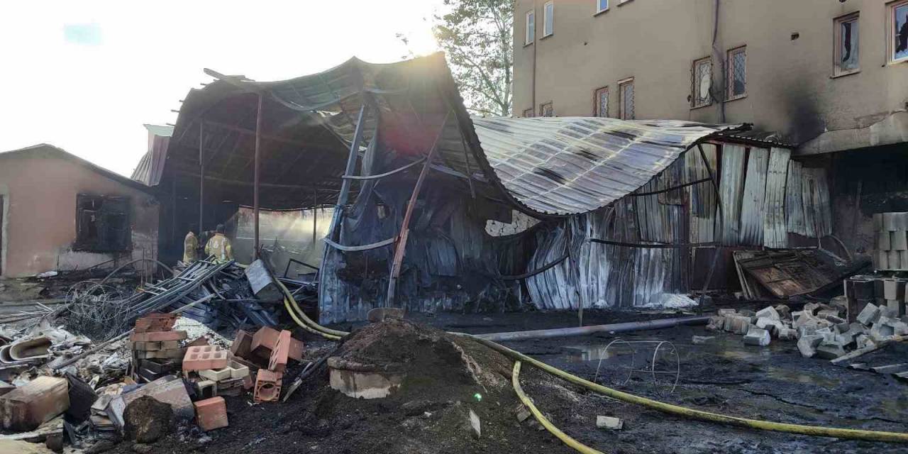 Arnavutköy’de İş Yeri Deposu Alev Alev Yandı
