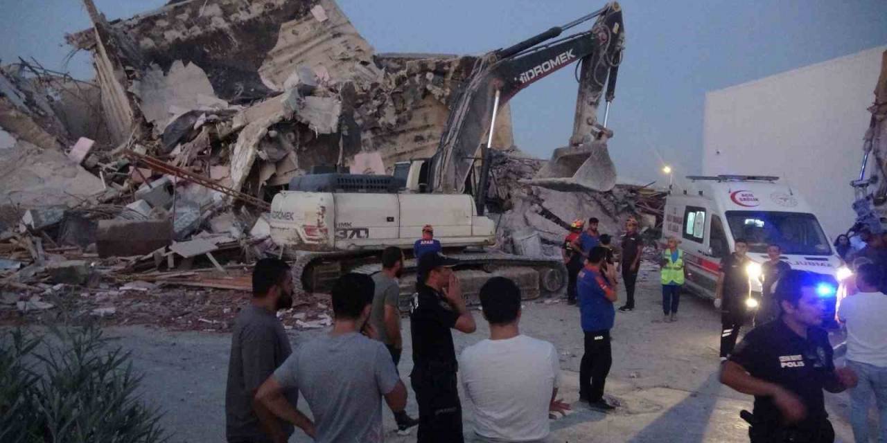 Yıkım Sırasında Bina İş Makinasının Üzerine Çöktü, Operatör Hayatını Kaybetti