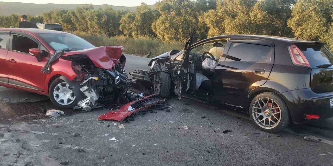 Virajı Alamayan Otomobil Karşıdan Gelen İki Otomobile Çarptı: 4 Yaralı
