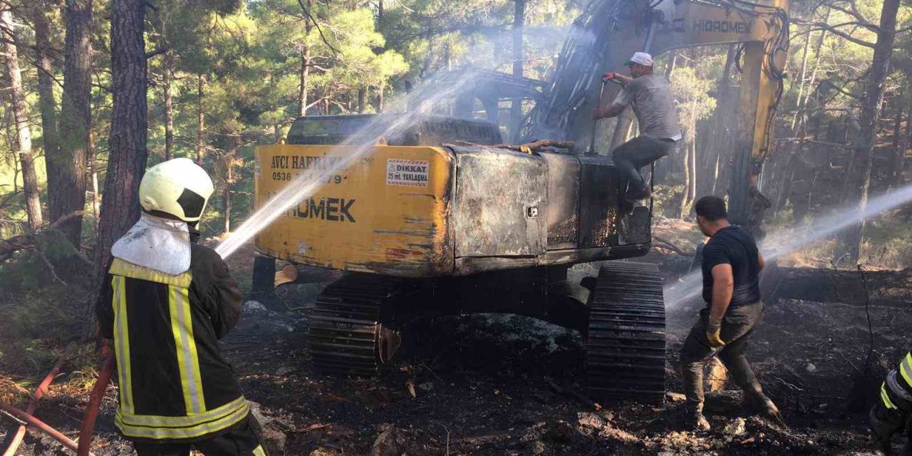 Burdur’da Ağaç Kesim Sahasında Çalışan İş Makinesi Alev Alev Yandı