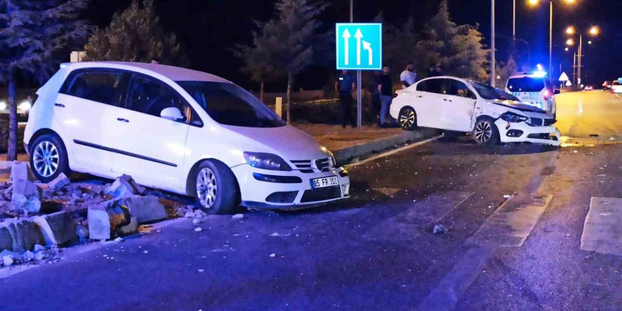 Kavşakta İki Otomobil Çarpıştı: 2 Yaralı
