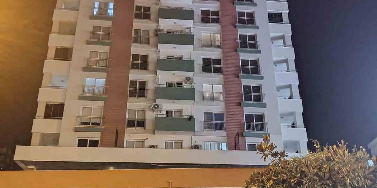Hırsızlar Yangın Merdivenini Kullanıp Daireye Girdi, Altın Ve Kadın Kıyafeti Çaldı