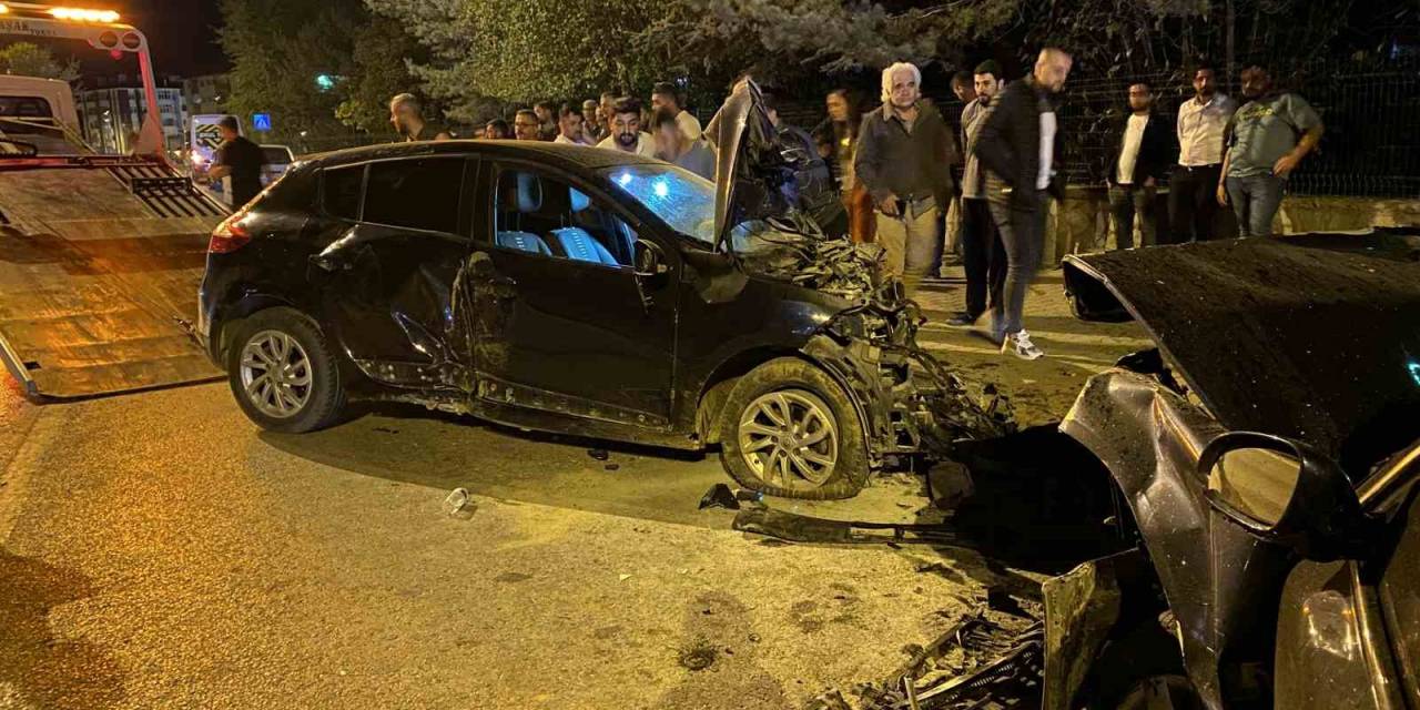 İki Otomobil Kafa Kafaya Çarpıştı, Yaralılara Müdahaleye Giden İtfaiye Ekibi De Kaza Yaptı: 8 Yaralı