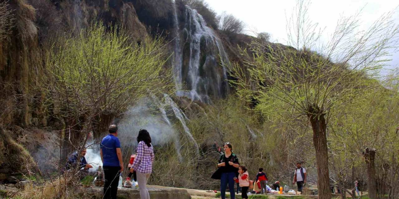 Girlevik Şelalesi’nde Hafta Sonu Yoğunluğu