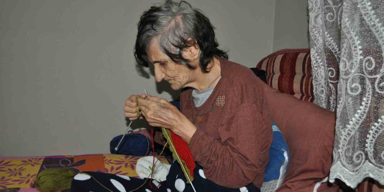 Görme Engeline Rağmen Ördüğü Şapkalar Köy Okullarına Gidiyor