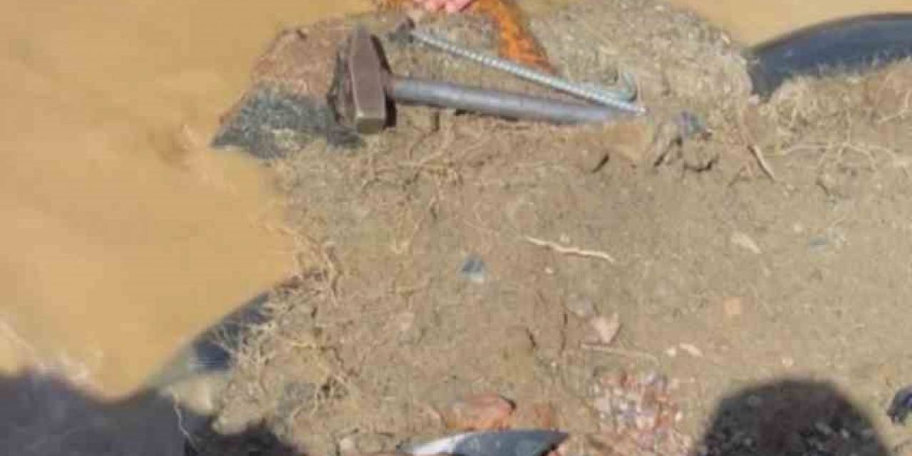 İçme Suyu Hattını Tıkayarak Mahalleyi Susuz Bırakan Taşlar, Ekipleri Hayrete Düşürdü