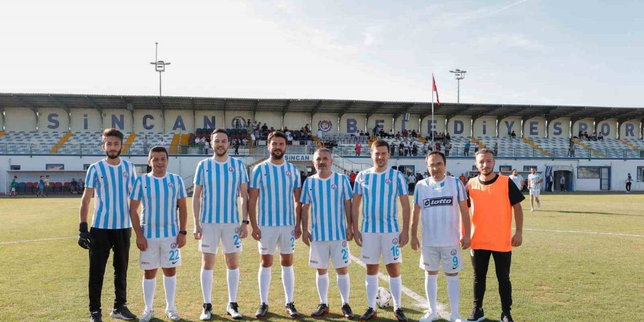 Sincan’da Milletvekilleri Yeşil Sahaya İndi