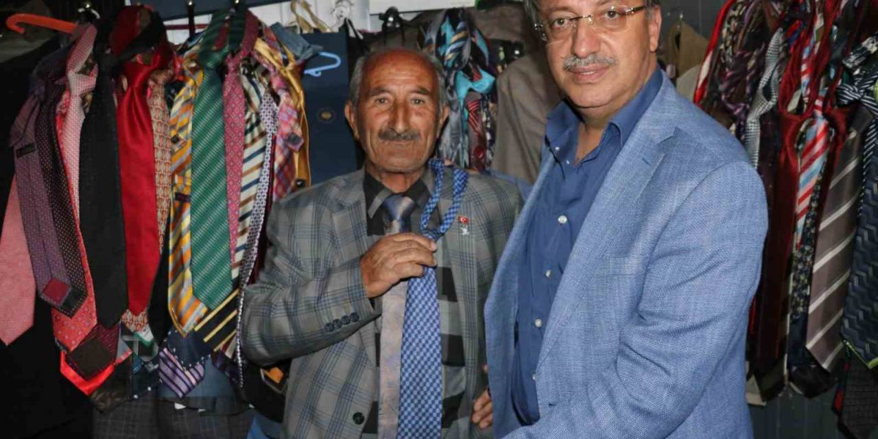 Van’da 64 Yılda Yaklaşık 2 Bin Kravat Biriktirdi