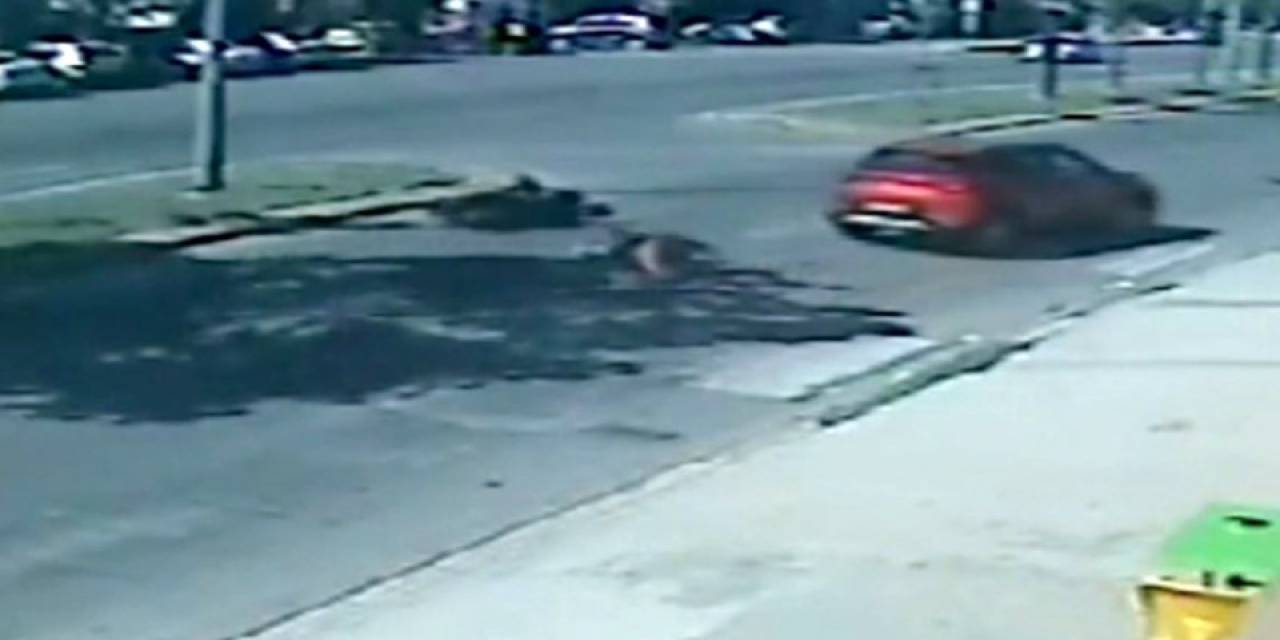 Motosikletten Düşüp Yuvarlanan Kadın Sürücü Güvenlik Kamerasında