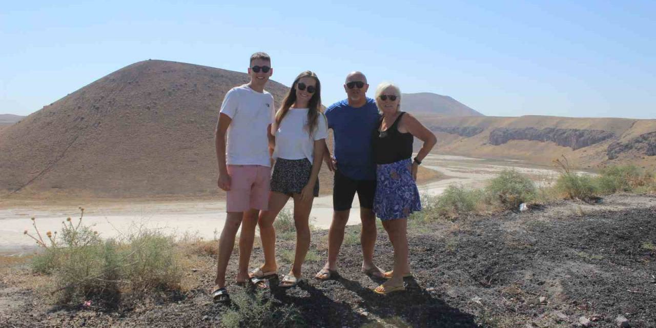 Fransız Turistler Meke Gölü’nde Kamp Yapıp Düğüne Katıldı