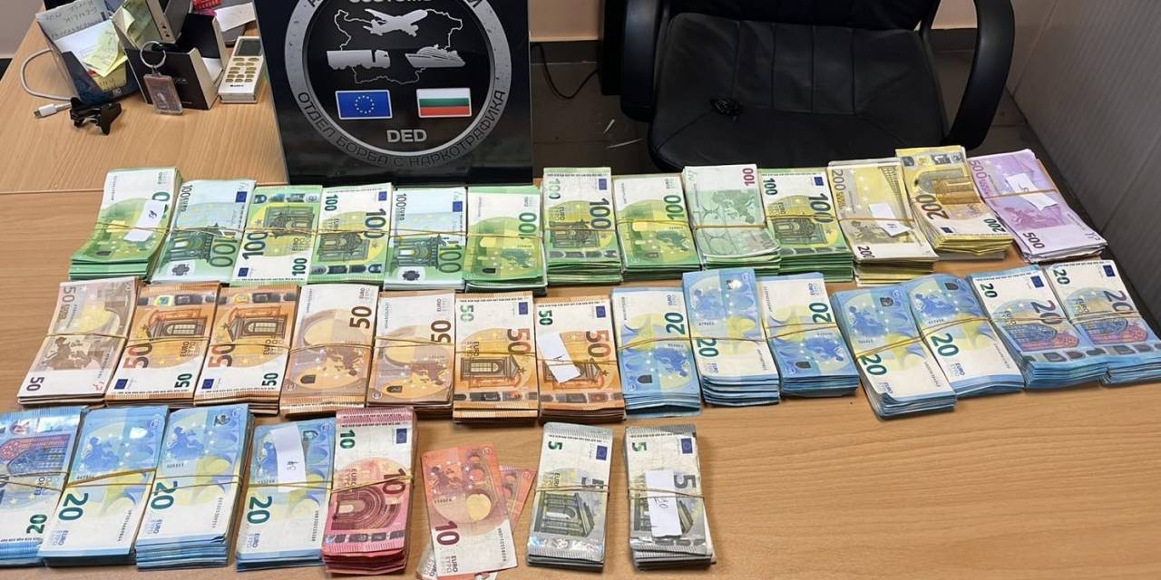 Bulgaristan-türkiye Sınırında İki Yolcu Otobüsünde 74 Bin Euro Nakit Ele Geçirildi