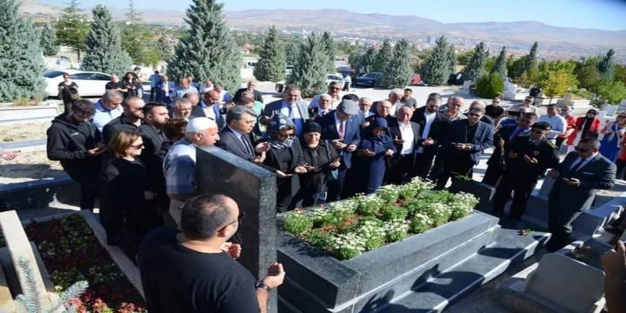 Bozlak Sanatçısı Merhum Neşet Ertaş 11. Ölüm Yıl Dönümünde Anılıyor